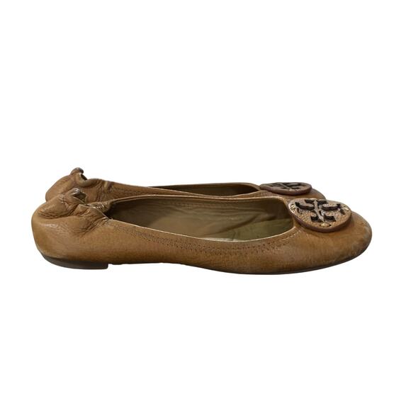 TORY BURCH Reva Pebbled Leather Camel Brown Ballet Flats Logo Emblem Size 8 - Picture 2 of 7